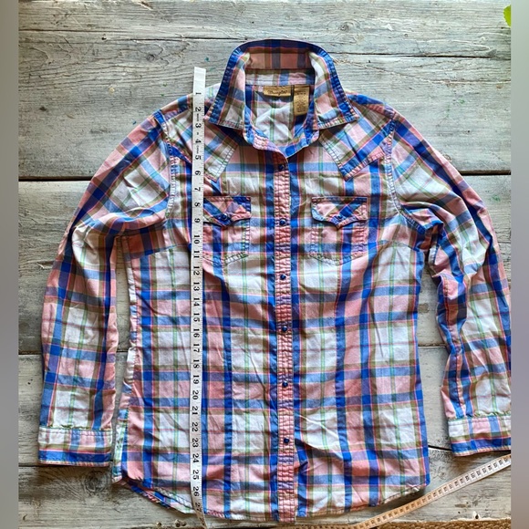 Women’s medium Wrangler, pearl snap button, fitted plaid shirt. - Picture 2 of 4